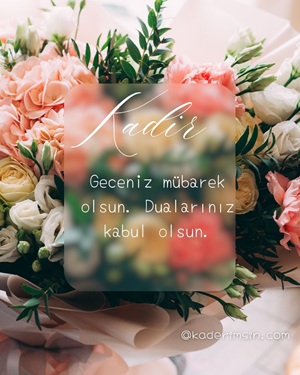 Kadir Gecesi mesajı yazılı pembe ve beyaz çiçekli zarif kutlama görseli