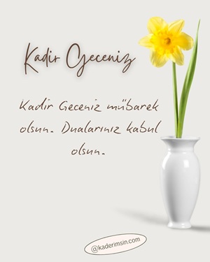 Vazoda sarı çiçek ve Kadir Gecesi duası içeren sade ve şık kutlama görseli