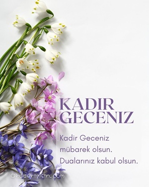 Beyaz arka planda pembe çiçeklerle süslenmiş Kadir Gecesi tebrik kartı