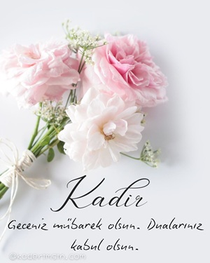 Kadir Geceniz mübarek olsun yazılı pastel tonlarda çiçek aranjmanlı özel tasarım