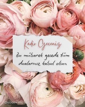 Pastel çiçekler ve el yazısı fontla hazırlanmış Kadir Gecesi mesaj görseli