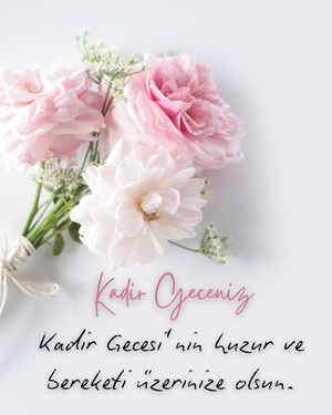 Pembe güller arasında dua mesajı bulunan Kadir Gecesi kutlama tasarımı