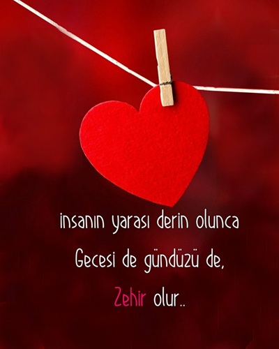 Gün batımında boş bir sokak ve uzayan gölgeler