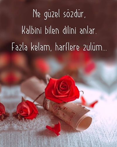 Eski bir fotoğrafın kenarları yıpranmış, masada duran hatıra