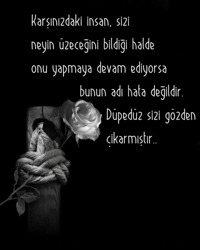 Boş bankta tek başına duran atkı, sonbahar yaprakları