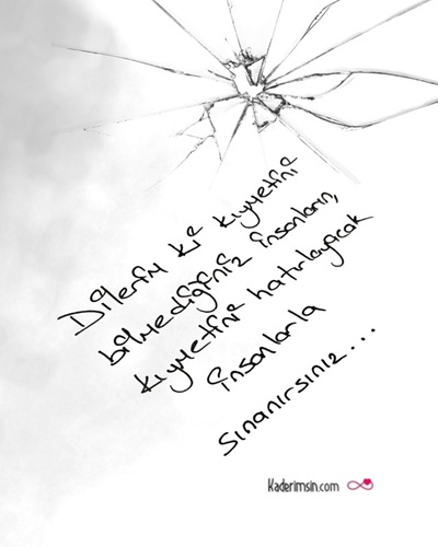 Karanlık bulutların altında deniz kıyısı ve dalga sesi