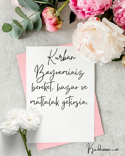 Ailece kutlanan huzurlu ve mutlu Kurban Bayramı görseli