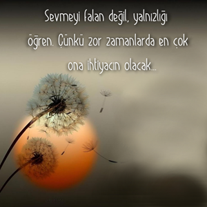 Ayna karşısında yorgun bir bakış ve sessiz düşünceler