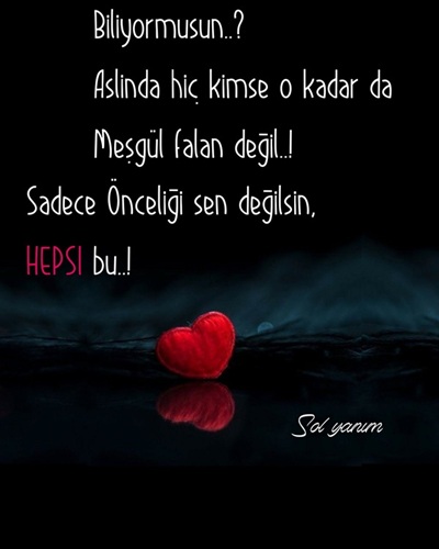 Yağmurlu gecede sokak lambası, ıslak kaldırım"